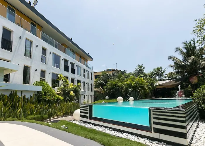 Red Mango Hotel And Apartments