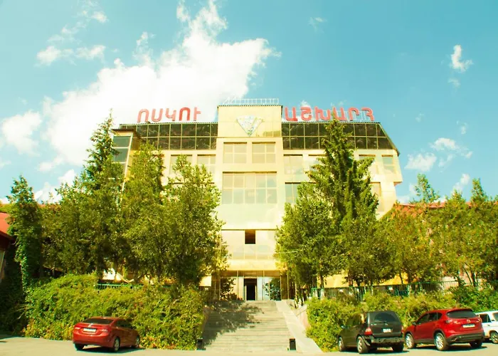 Vosku Ashxarh Hotel
