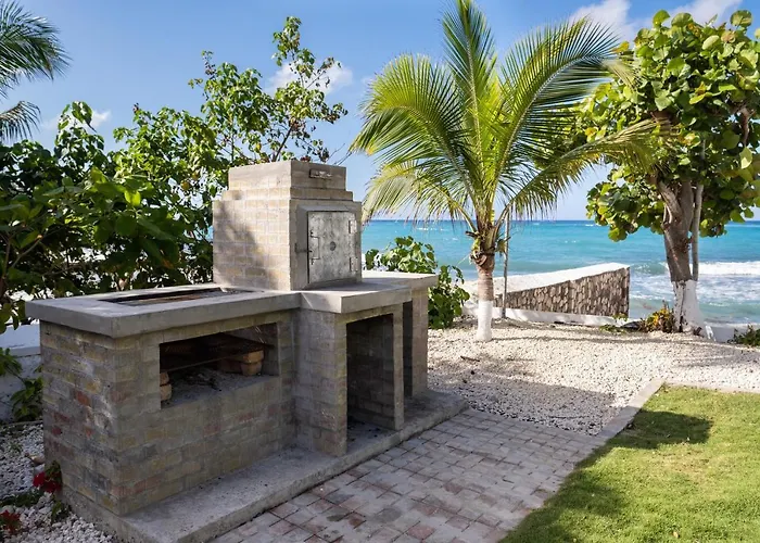 Edgewater Beach Villa - Beach Front, Close To All Attractions